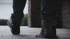 Bytový zlodej pri úteku stúpil do psieho výkalu, ktorý ho prezradil