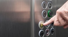 Nikto ju nepočul kričať. Žena sa zasekla vo výťahu, o pár dní ju našli mŕtvu