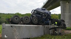 Kamión sa zrútil v Česku z mosta, bola v ňom tehotná žena
