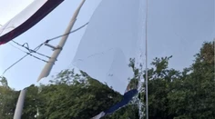 Polícia v Budapešti už zadržala muža, ktorý hodil kameň na autobus Slovana