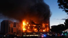 FOTO a VIDEO: Vo Valencii horel 14-poschodový dom, najmenej štyria ľudia prišli o život