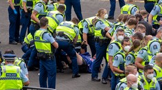 Novozélandská polícia začala zatýkať demonštrantov pred parlamentom