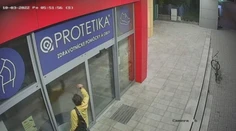 Bizarný prípad z Bojníc: Vo väzbe skončil alkoholik, ktorý rozbil výklad, aby sa dostal na psychiatriu