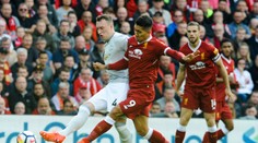 United remizoval s Liverpoolom, City nadelilo Stoke sedem gólov