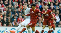United remizoval s Liverpoolom, City nadelilo Stoke sedem gólov