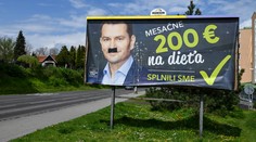 Lídrom SaS, OĽANO a Demokratov hromadne zničili bilbordy, spájajú ich s Hitlerom