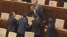 Pokoj od politiky trvá. Politici sa nezhodujú ani na tom, či sa vôbec rokuje