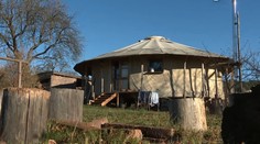 Takto žije rodina s deťmi v jurte, bez susedov a v prírode. Cítia sa aj fyzicky odolnejší