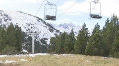 Na zjazdovkách tráva a pod lanovkou potok. Na niektorých alpských svahoch to vyzerá ako v lete