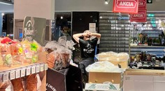 Bitka v predajni potravín v Bratislave. Dvojica príslušníkov SBS tam pre fotografiu napadla muža