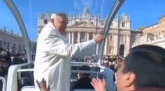 Pápež znova vyvádzal: Ochranke sa to nepáčilo, veriaci sú nadšení!