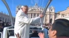 Pápež znova vyvádzal: Ochranke sa to nepáčilo, veriaci sú nadšení!