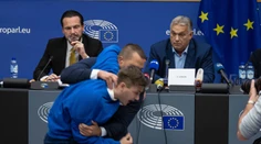 VIDEO: Aktivista vybehol na Orbána počas tlačovky. Hodil po ňom štós bankoviek a kričal, že predal krajinu Putinovi