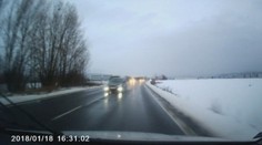 Ani tragická nehoda maturantky a zlé počasie nebránilo vodičovi na "ceste smrti" riskovať