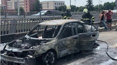 Na bratislavskom Moste Lafranconi sa samovznietilo auto. Vodič stihol vyskočiť