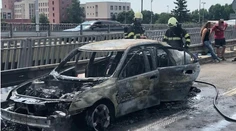 Na bratislavskom Moste Lafranconi sa samovznietilo auto. Vodič stihol vyskočiť