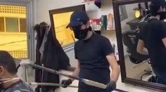 VIDEO: Barberi našli kreatívny spôsob, ako sa vyhnúť koronavírusu. Postačí im palica