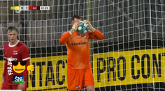 Frajer na záver: Na tento zápas by najradšej zabudol. Brankár Alkmaaru predviedol neskutočné zaváhania