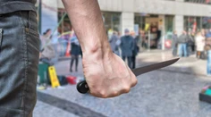 Neznámy muž pobodal na berlínskej radnici dvoch ľudí