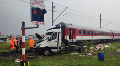 Dodávka vletela v Prešove rovno pod vlak, vodič skončil v nemocnici