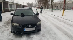 Dôchodca v Seredi sa pred políciou zabarikádoval v aute: Našli u neho heroín za tisíce eur