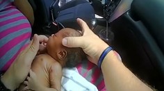 Policajt zastavil auto jazdiace nepovolenou rýchlosťou, následne v ňom zachránil život bábätku