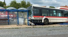 Autobus sa vyrútil na zastávku v Česku, jedno dieťa zrážku neprežilo