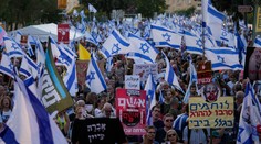 Tisíce ľudí protestovali proti Netanjahuovi, prišli aj pred jeho vilu