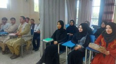 Takto teraz vyzerá štúdium na univerzitách v Afganistane: Zahalené ženy iba za oponou