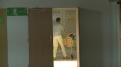 Prešovskí policajti majú problém. Zadržaný muž vyskočil cez okno priamo z ich budovy