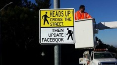 Netradičné dopravné značky. Zakomponovali do nich aj Facebook