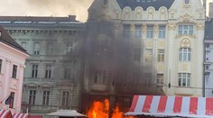 Na vianočných trhoch v Bratislave horeli stánky. Zranený je jeden muž