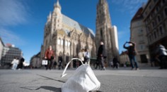 Rakúsko pozastaví zákon o povinnom očkovaní proti covidu