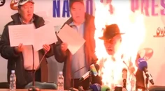 Muž sa upálil na tlačovej konferencii. Teraz je v kritickom stave