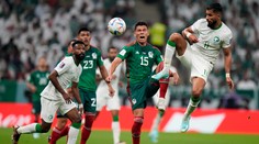 Dve trefy z ofsajdu, penalta nebola. Mexiku chýbalo minimum, po 28 rokoch končí už v skupine