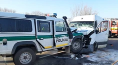 Čelná zrážka policajtov s dodávkou. Muž zákona skočil s ťažkými zraneniami v nemocnici