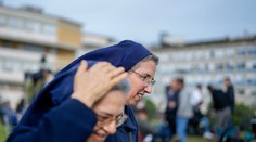 Vatikán potvrdil, že pápeža zrejme v sobotu prepustia z nemocnice