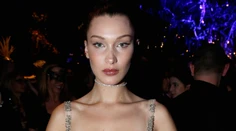 Odvážna mladučká modelka. Na bále všetkým ukázala prsia