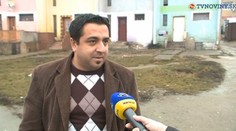 Pochádza z rómskej osady, no má vysokú školu. Vedie k tomu aj ostatných