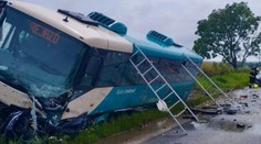 Nehoda autobusu a osobného auta pri Zlatých Moravciach. Zranení sú vodiči i viacerí cestujúci