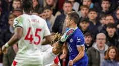 VIDEO: Prehra s posledným tímom aj kopačka do hlavy. Azpilicueta mal ťažký deň, no je pri vedomí