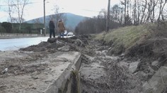Strhnutý most a uviaznuté deti na lyžiarskom. Tak to po povodniach vyzeralo na Považí