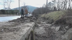 Strhnutý most a uviaznuté deti na lyžiarskom. Tak to po povodniach vyzeralo na Považí