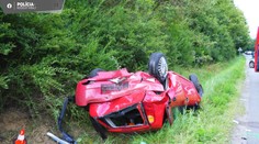 Jedno z áut zostalo na streche. Po vážnej nehode na východe hlásia niekoľko zranených