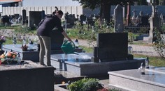 Kosia, zametajú chodníky a orezávajú stromy. Cintoríny sa vo veľkom pripravujú na Dušičky