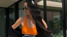 Návrhárka zrejme oklamala čas. V 70-ke vyzerá ako mladé dievča