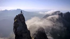 Neuveriteľné kúsky šialeného trialistu! Na bicykli zdoláva škótsku divočinu