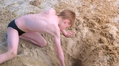 Chlapci na pláži stavali hrad. Odrazu sa dielo z piesku zrútilo a jedného z nich usmrtilo