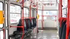 Dôchodkyni privrela električka nohu a rozbehla sa. Ženu stiahla súprava pod kolesá a usmrtila