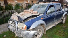 FOTO: Vzal cudzie auto a havaroval s ním. Zastavil sa až po náraze do stavby